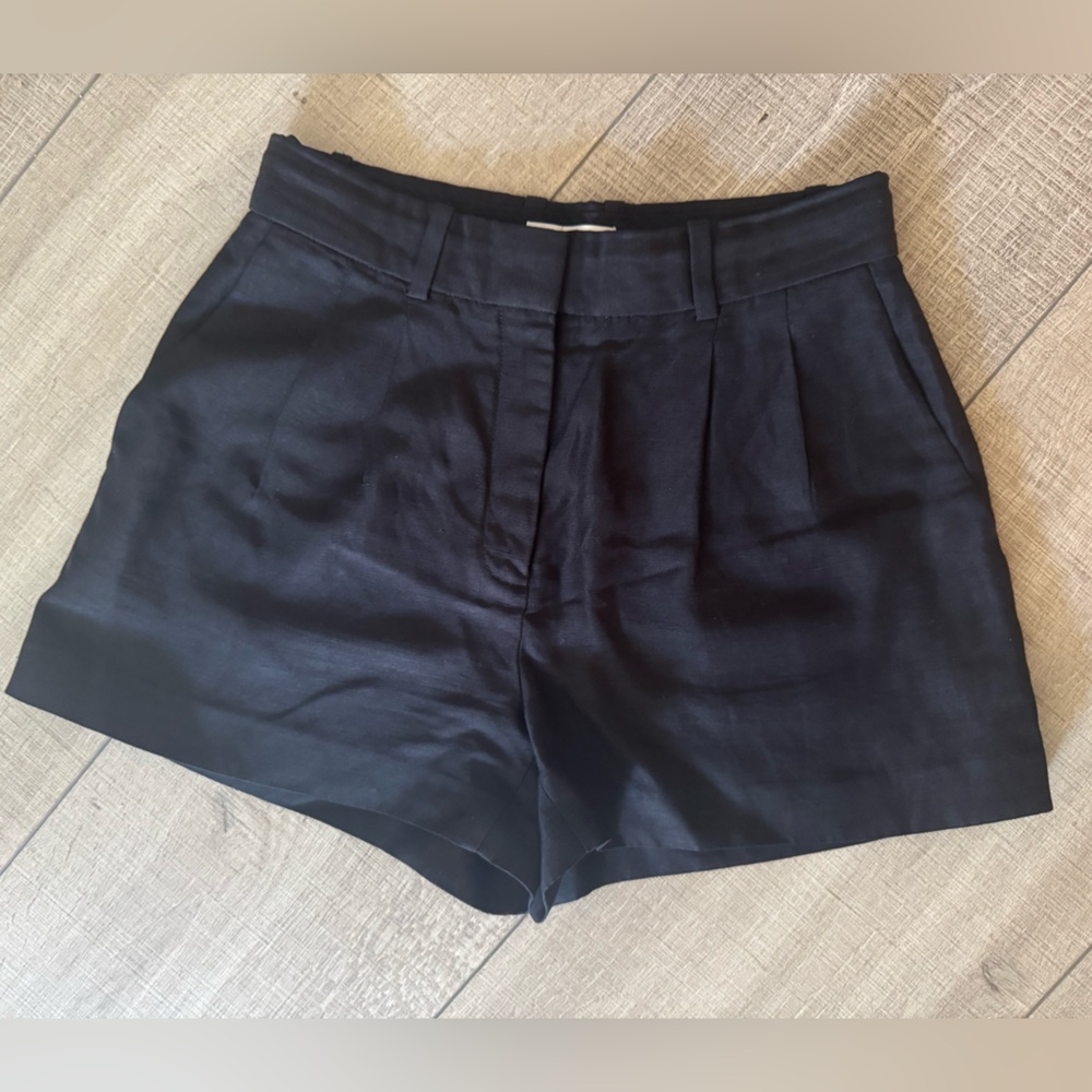 Babaton
Pleated Linen Mini Short